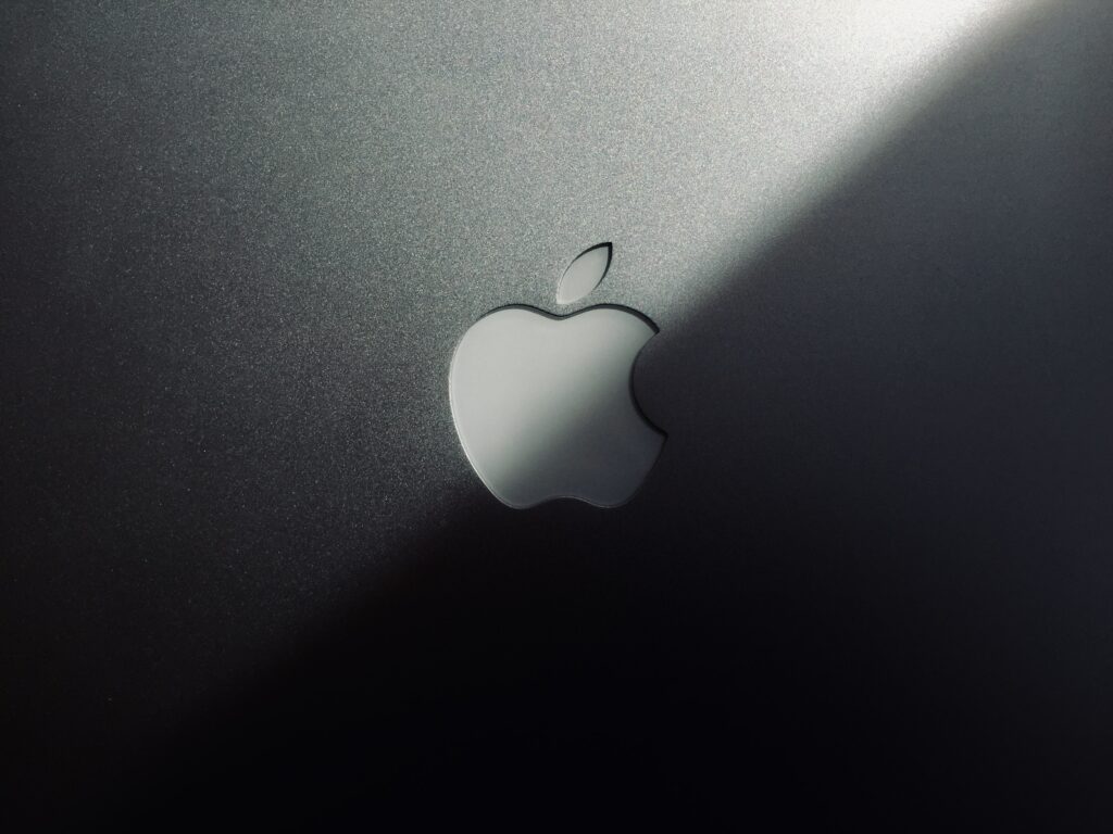 apple logo design as one of the subject in what makes a great logo